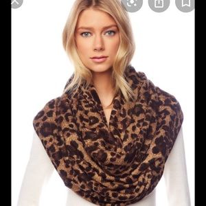 “MICHAEL KORS “ animal-print infinity scarf 🧣